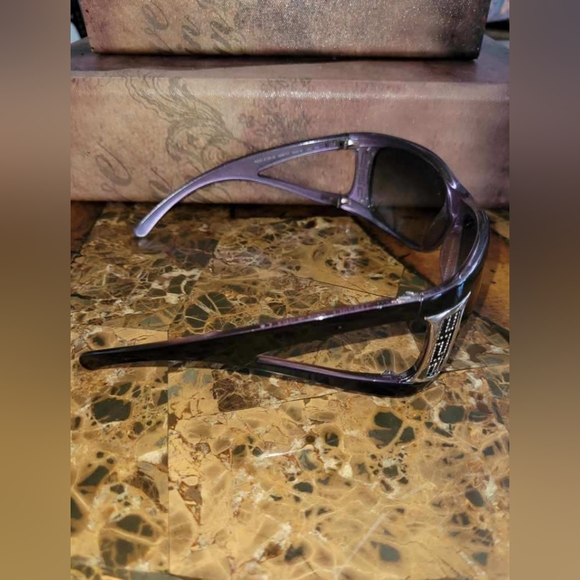 Versace sunnies with box - Picture 6 of 8